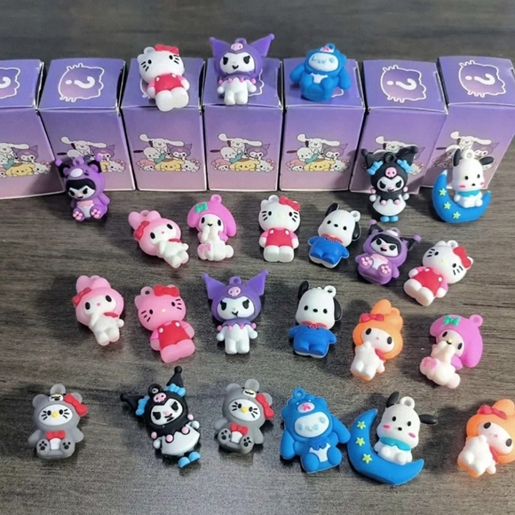 NEW 24 pc Sanrio Mystery box Collectible Keychain Lot in Display Box NWTD - Picture 3 of 10